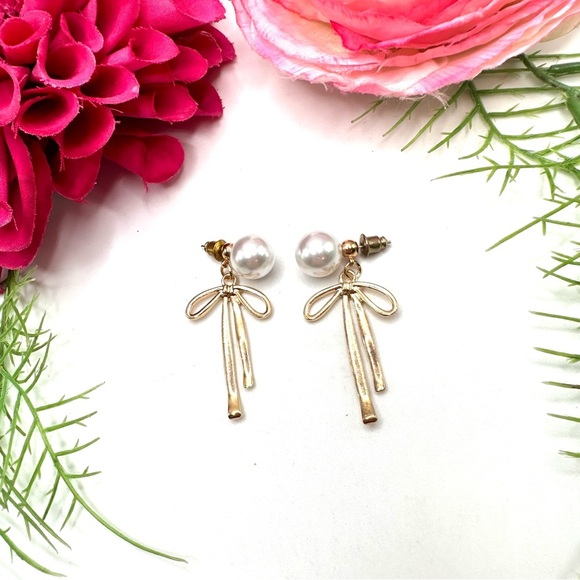 NEW⚜️Classy Pearl Golden Bow Ribbon Tie Earrings - Picture 1 of 3